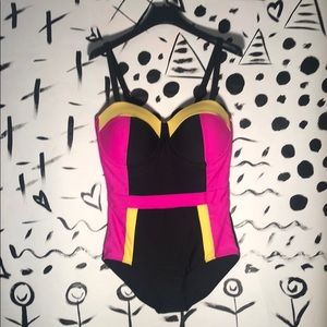 Cute 90’s swimsuit!